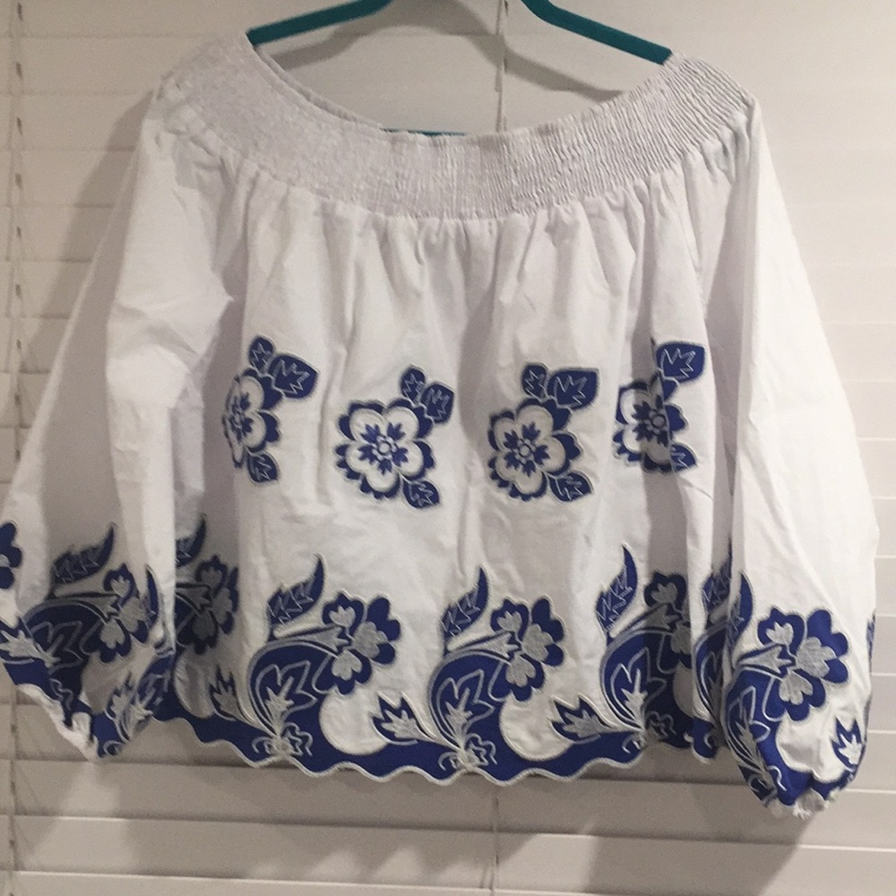 Women’s blouse size M